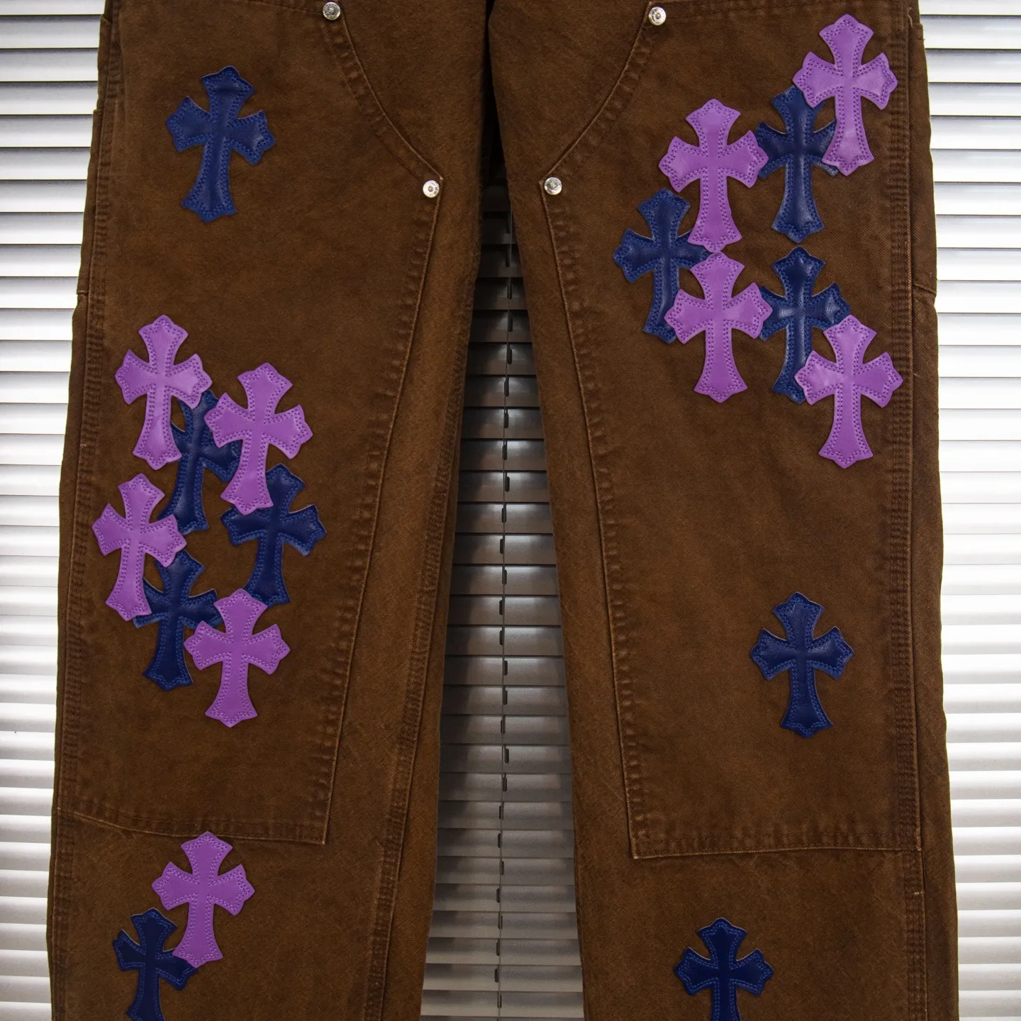 P290 Chrome Hearts Chrome Hearts brown logging purple multi-leather jeans Multi-leather standard work jeans pants CH jeans need to be washed and then disassembled and hand-stitched with sheepskin cross leather and then spliced to complete. The whole process is too complicated to explain. About Chrome Hearts This is an extremely luxurious fashion brand that can also be called the nobility of the high street. It has always been an exclusive brand for some hipsters or rich second generations. Compared with ordinary high streets, it is more luxurious and noble. Compared with luxury brands, it has a more fashionable personality. It has always been a brand that I have a special liking for. Style number: 1786# Color: Brown Size: 28 30 32 34 36